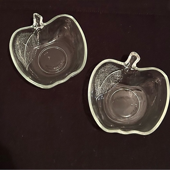 Two 5” Apple dishes leaves etched on. KIG Indonesia. - Picture 2 of 11